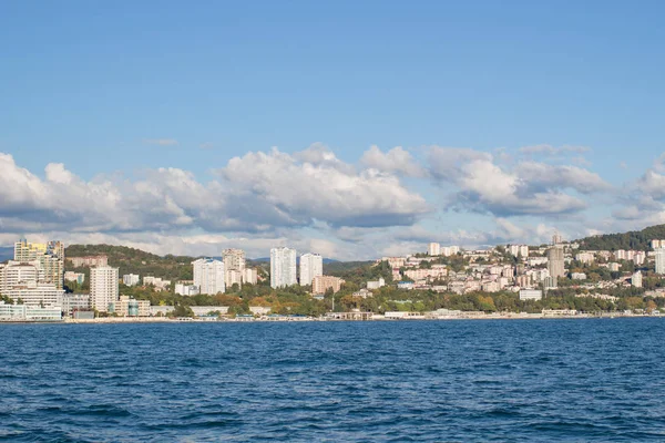 Vue de la côte de la ville depuis la mer — Photo