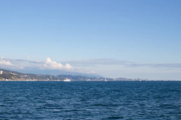 Deniz kıyısından şehir manzarası — Stok fotoğraf