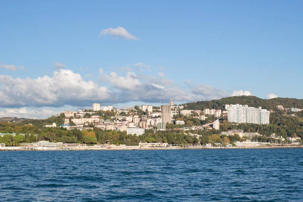 Vue de la côte de la ville depuis la mer — Photo