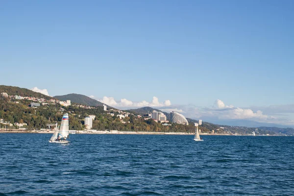 Vue de la ville de la côte de la mer, voilier — Photo