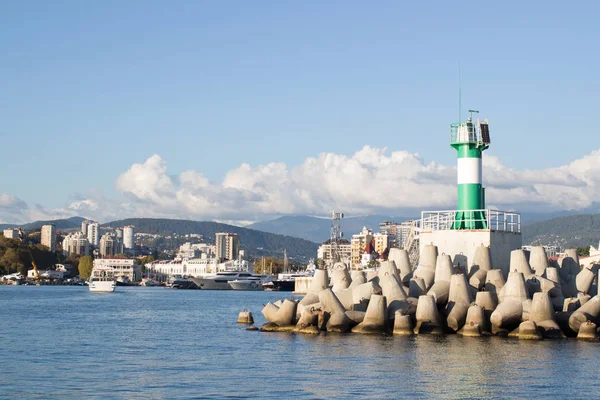 Vue de la côte de la ville de la mer, phare, bateau — Photo