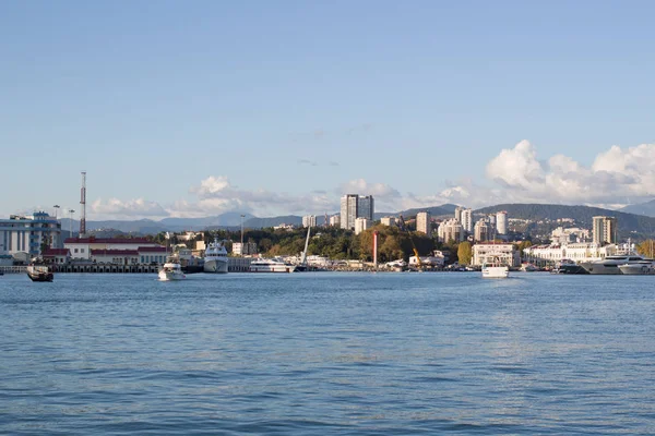 Deniz kıyısından şehir manzarası, gemi. — Stok fotoğraf