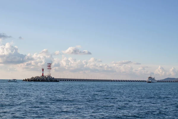 Uitzicht op de kust van de stad vanaf de zee, vuurtoren, schip Rechtenvrije Stockafbeeldingen