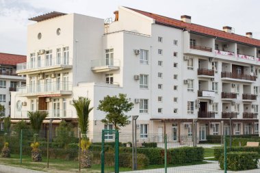 Yol kenarında yeni yapılmış evler ve bahçeler.