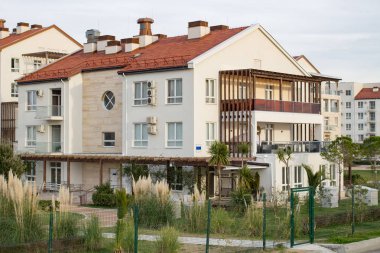 Yol kenarında yeni yapılmış evler ve bahçeler.