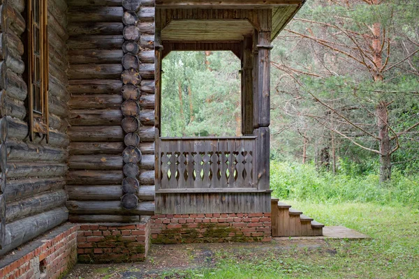 Veranda starého dřevěného domu v létě — Stock fotografie