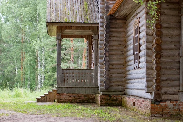 Portiek van een oud houten huis in de zomer Stockfoto