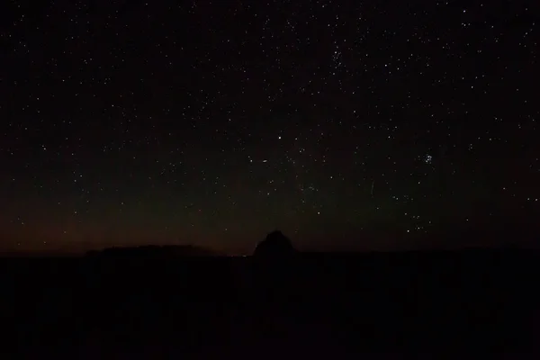 Nachtelijke hemel met veel van de glanzende sterren, natuurlijke astro achtergrond — Stockfoto