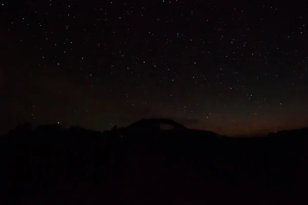 Nachtelijke hemel met veel van de glanzende sterren, natuurlijke astro achtergrond — Stockfoto