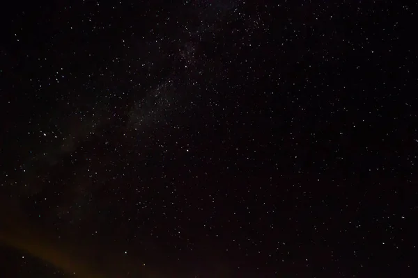 Céu noturno com muitas estrelas brilhantes, astro fundo natural — Fotografia de Stock