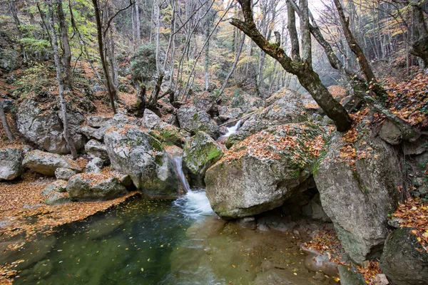 Schöner Kaskadenwasserfall im Herbstwald, seidig glatter Bach im Wald — Stockfoto
