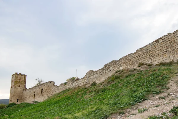 Ancienne forteresse sur une montagne avec herbe verte du sud — Photo