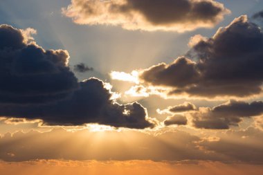 Bulutlu bir akşam gökyüzünden gün batımı