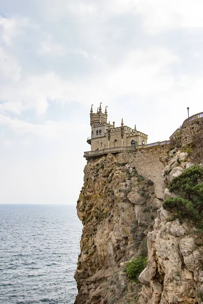 Velho castelo fica à beira-mar no verão Imagem De Stock