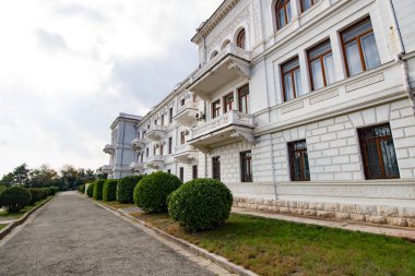 Bulutlu bir günde büyük beyaz bir malikane