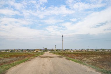 Yaz aylarında küçük bir kasabanın eteklerinde Yol