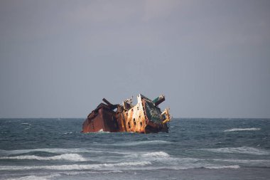 Gündüz denizde batık gemi