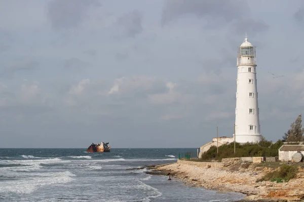 Deniz feneri sahilde akşamları duruyor.