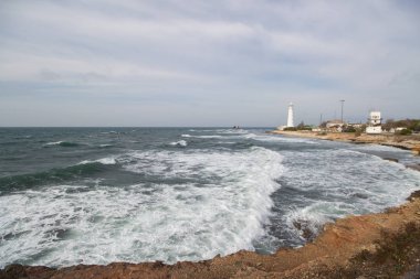 Deniz feneri sahilde akşamları duruyor.