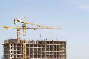 Gün boyu büyük inşaat alanı