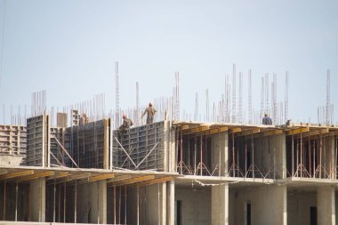 Büyük bir bina inşaatı çalışma yapanlar