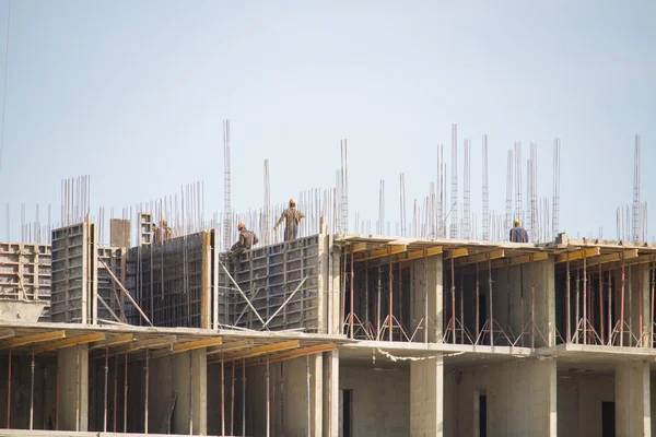 Büyük bir bina inşaatı çalışma yapanlar