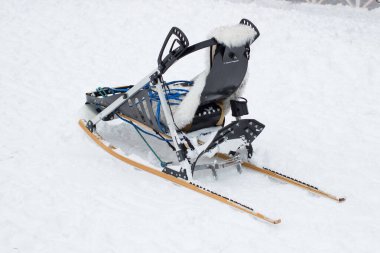 Kışın karda modern kızak.