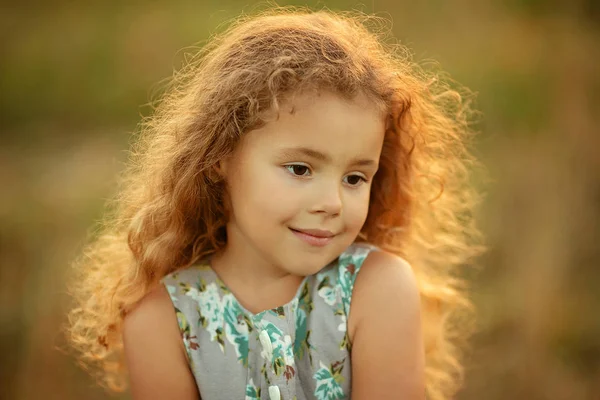 Retrato Chica Con Pelo Rizado Sol Retroiluminado — Foto de Stock