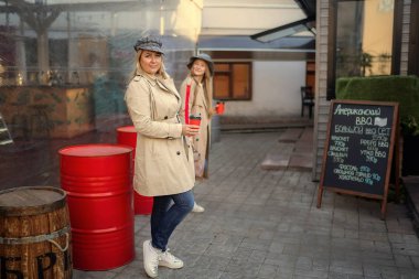 İki bayan arkadaşlar açık havada birlikte vakit 