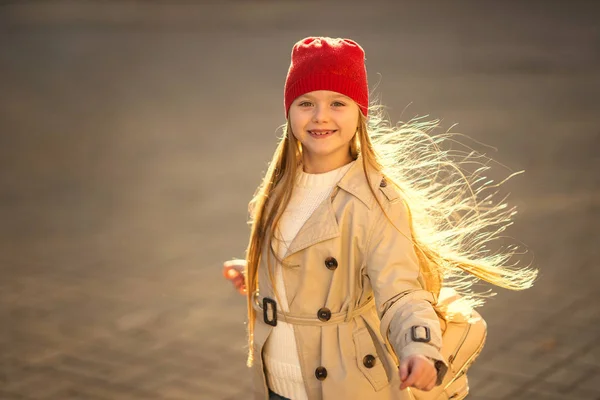 Niña Con Pelo Largo Divirtiéndose Aire Libre — Foto de Stock