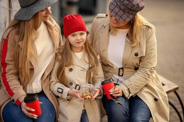 Zwei Frauen Und Mädchen Die Tagsüber Freien Spazieren — Stockfoto