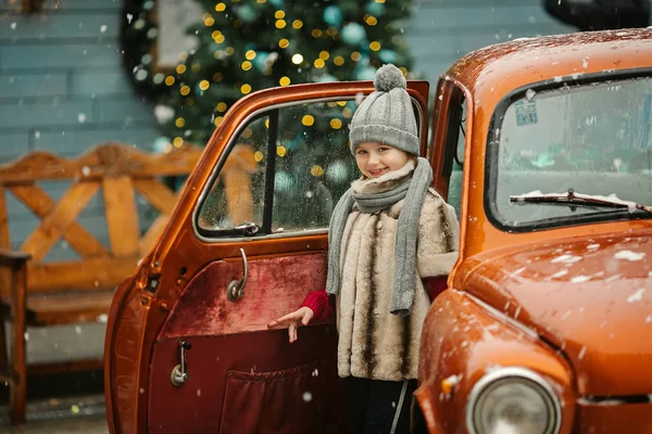 Menina Perto Carro Velho Livre — Fotografia de Stock