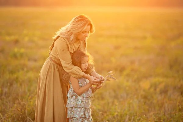 Matka Córka Chodzenie Polu Podczas Zachodu Słońca — Zdjęcie stockowe