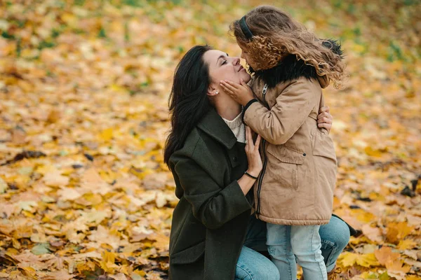 Vrouw Haar Dochter Hebben Plezier Herfst Park — Stockfoto