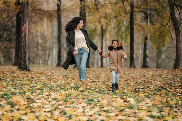 Frau Und Tochter Amüsieren Sich Herbstpark — Stockfoto