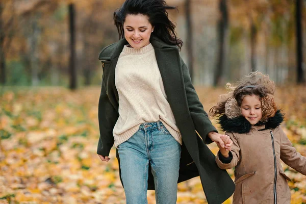 Frau Und Tochter Amüsieren Sich Herbstpark — Stockfoto