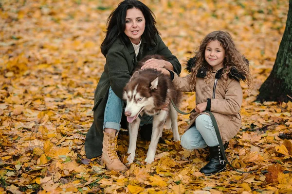 Junge Mutter Und Ihre Tochter Umarmen Hund Park — Stockfoto