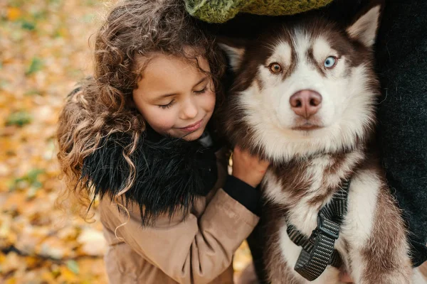 Malá Dívka Kudrnaté Vlasy Objímání Sibiřský Husky Pes — Stock fotografie