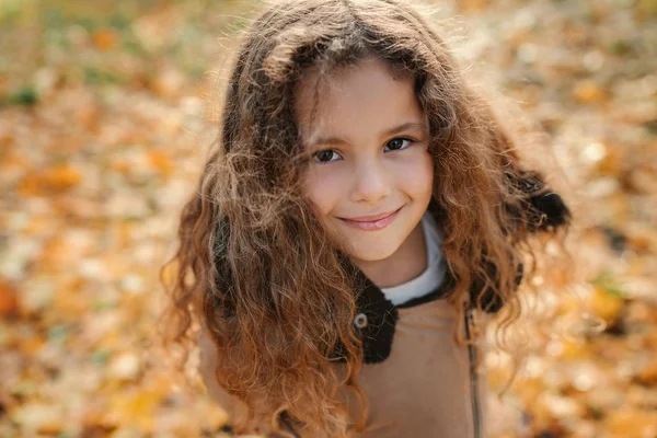 Retrato Menina Bonita Parque Outono — Fotografia de Stock