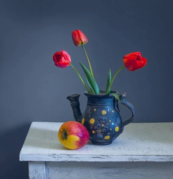 Stillleben Mit Blumen Und Einem Apfel Tulpen Jahrgang — Stockfoto