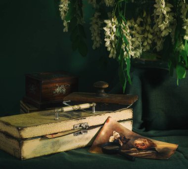 Kutuları ve çiçeklerle Vintage natürmort.