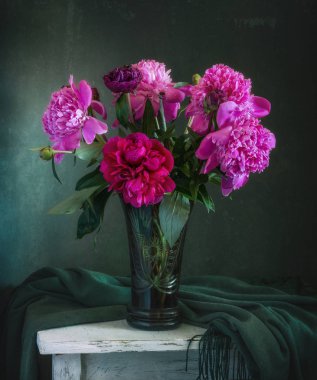çiçekli natürmort. bir buket peonies. Vintage.