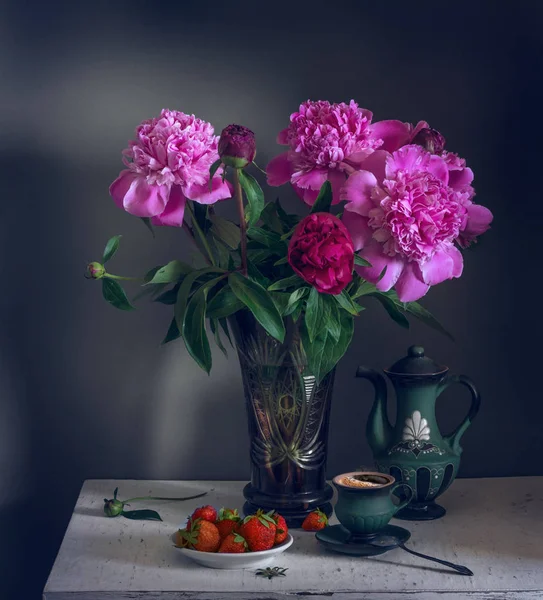 çiçek, çilek ve bir fincan kahve ile natürmort. bir buket peonies. Vintage.