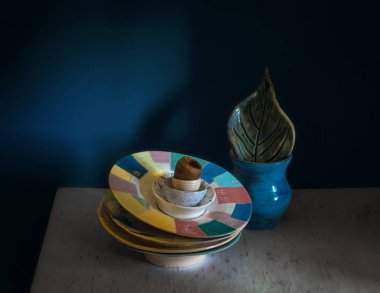 El yapımı yemekleri ile natürmort. Seramik. çanak çömlek.