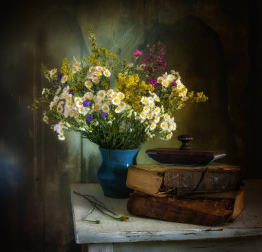 çiçek ve Kitaplar ile natürmort. Vintage.