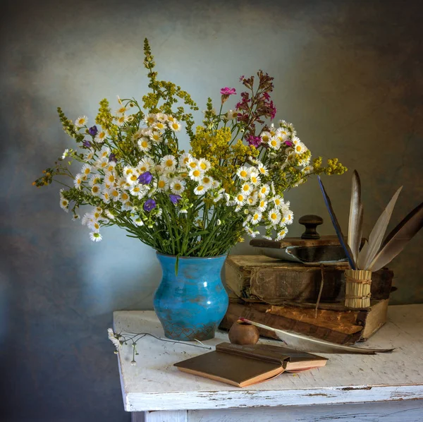 Stillleben Mit Blumen Und Büchern Jahrgang — Stockfoto