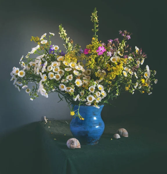 Stillleben Mit Wilden Blumen Und Muscheln Jahrgang — Stockfoto
