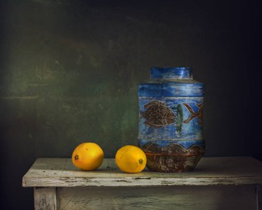 Limon ve bir vazo ile natürmort. Etüt. Minimalizm. Vintage.