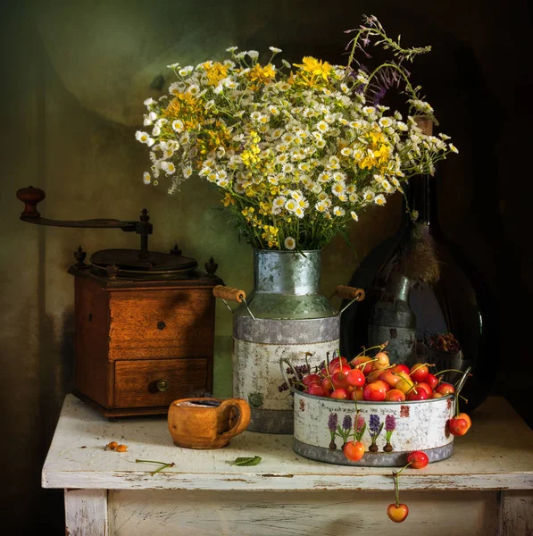 Stillleben Mit Blumen Einer Tasse Kaffee Und Kirschen Wildblumen Eine — Stockfoto