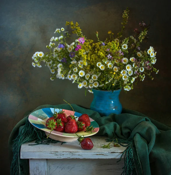 Stillleben Mit Blumen Und Erdbeeren Wildblumen Jahrgang — Stockfoto